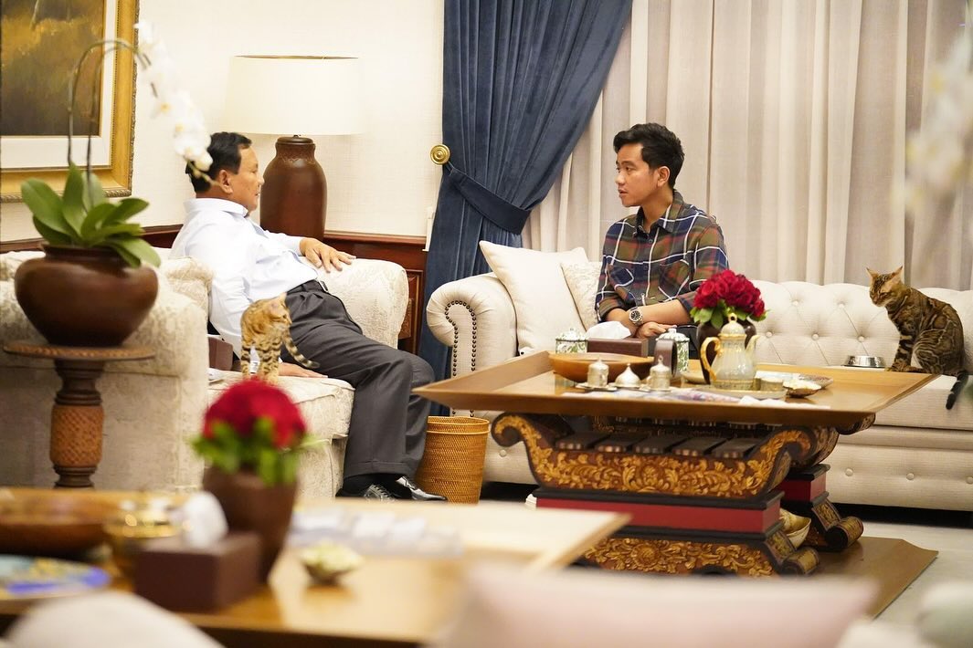 Momen Prabowo sedang berbincang dengan Gibran. (Foto/Instagram: Prabowo)