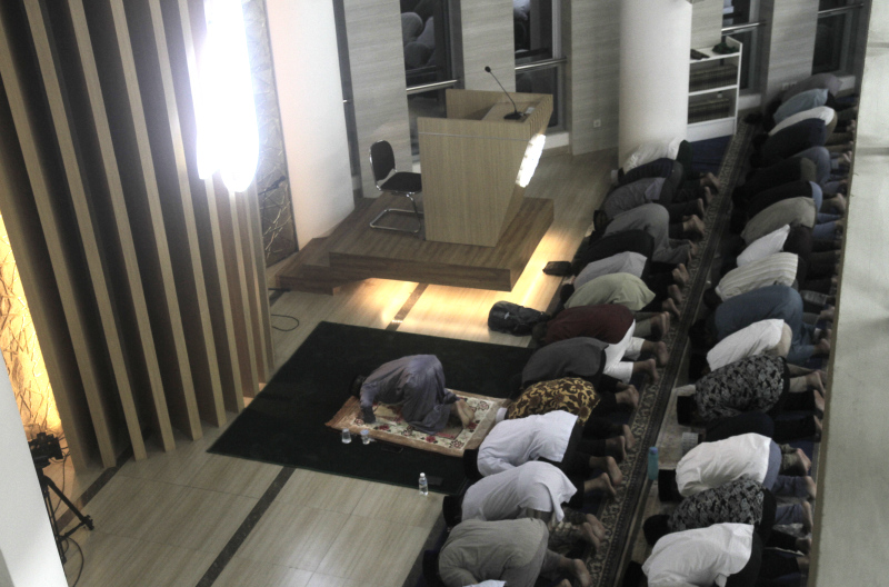 Warga Muhammadiyah melaksanakan shalat Tarawih pertama di Masjid Jami At Tanwir PP Muhammadiyah, Jakarta, Minggu (10/3). (Sinar harapan.com/Oke Atmaja)
