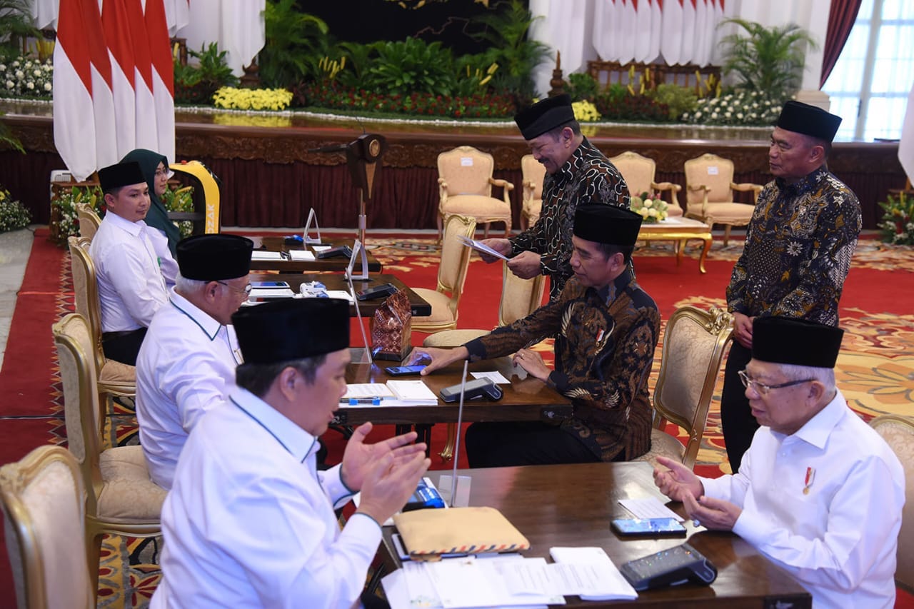 Presiden Jokowi dan Wapres Ma'ruf Amin saat membayar zakat. (foto/Setkab)