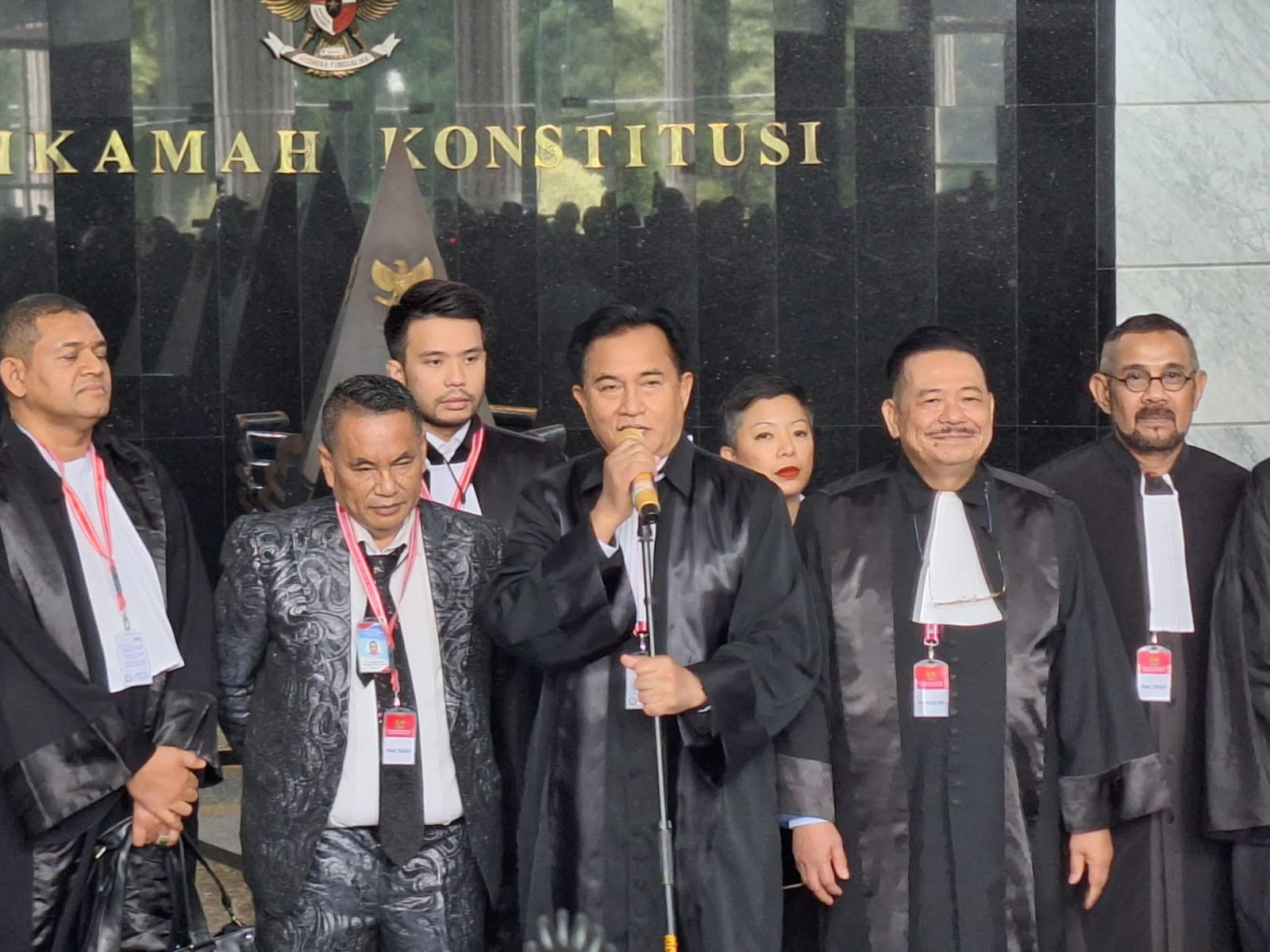 Tim Pembela Prabowo-Gibran di Gedung MK. (Foto: Indonesiaglobe/Lydia)