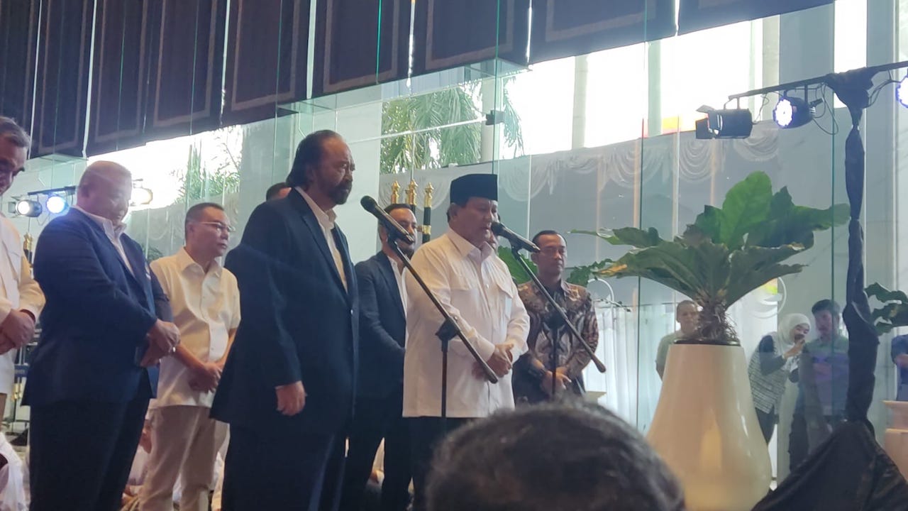 Prabowo Subianto dan Surya Paloh saat konpers di NasDem Tower. (Indonesiaglobe/Ahda Bayhaqi)