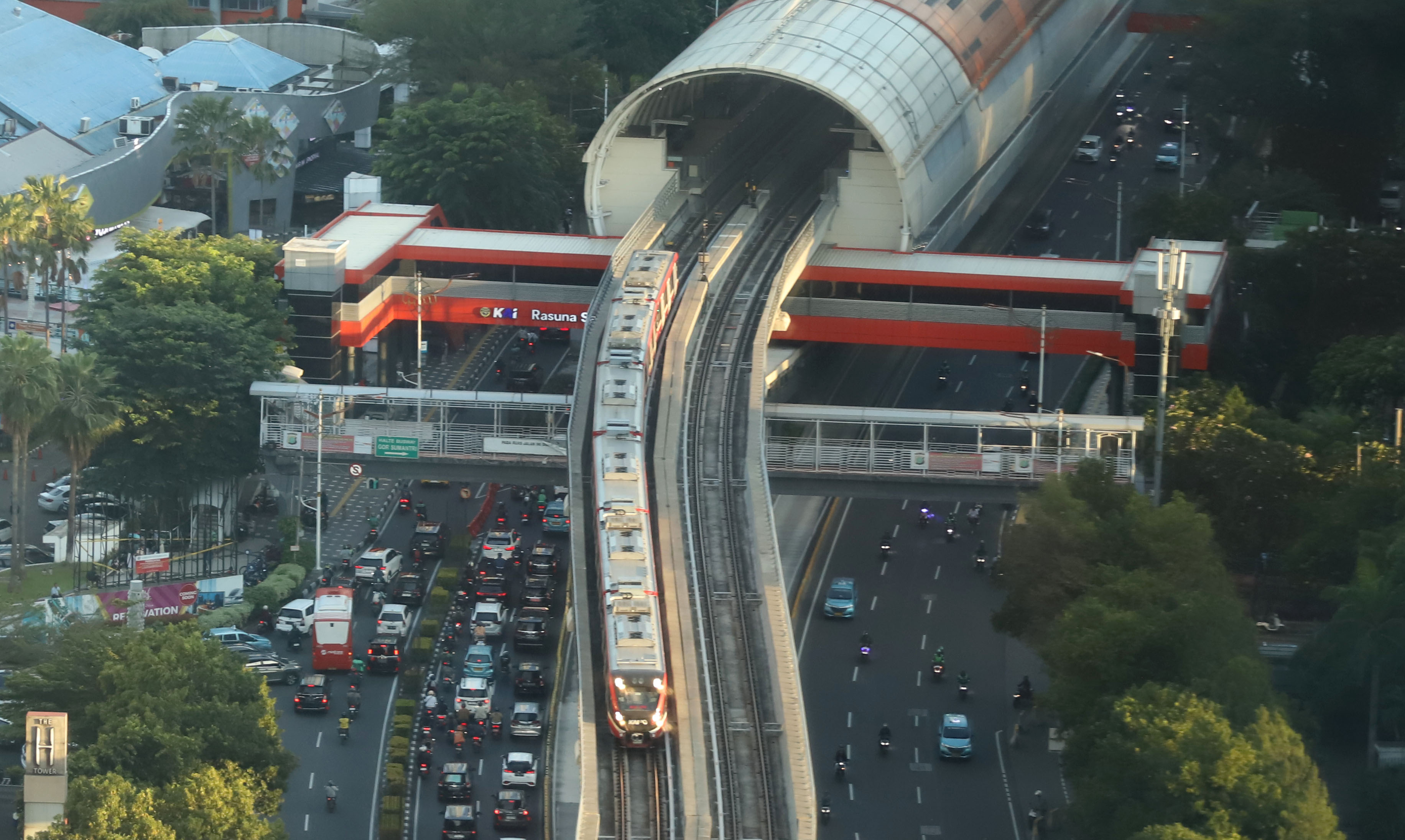 Rangkaian kereta Lintas Rel Terpadu (LRT) melintas di kawasan Kuningan, Jakarta, Jumat (22/3/2024).(IndonesiaGlobe/Oke Atmaja)