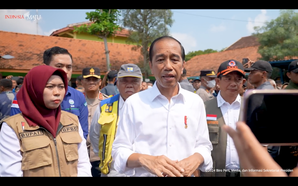 Presiden Jokowi saat meninjau korban banjir Demak. (foto/YouTube Sekretariat Presiden)