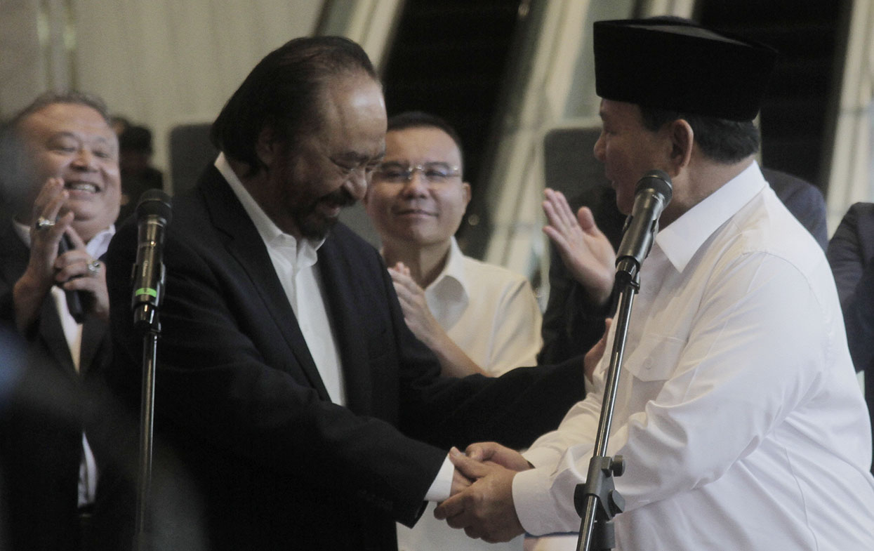 Prabowo Subianto (kanan) memberikan keterangan pers usai menemui Ketua Umum Partai Nasional Demokrat Surya Paloh di NasDem Tower Jakarta (IndonesiaGlobe/Oke Atmaja)