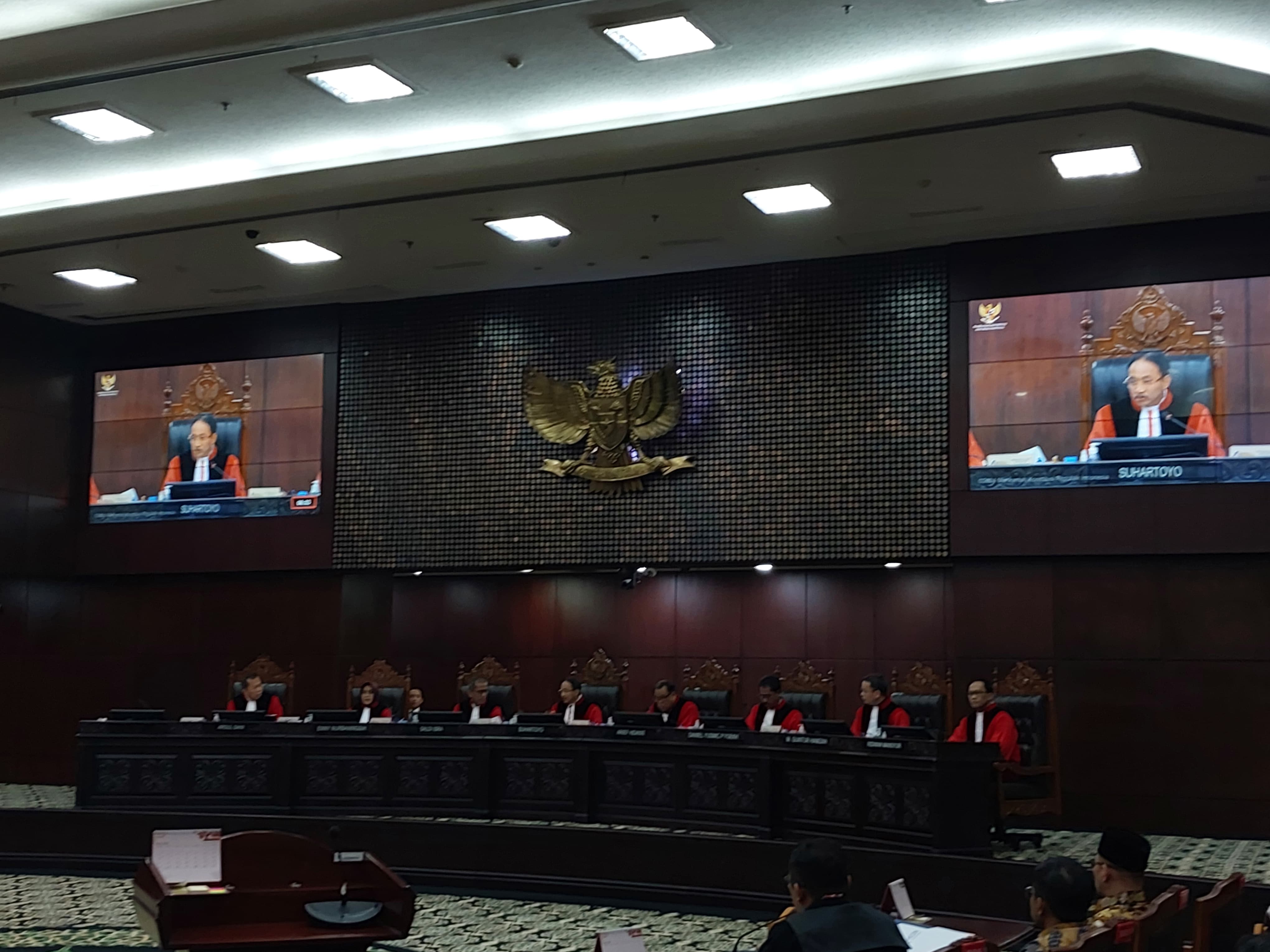 Suasana sidang gugatan Pilpres 2024 di Gedung MK. (Foto: YouTube MK)