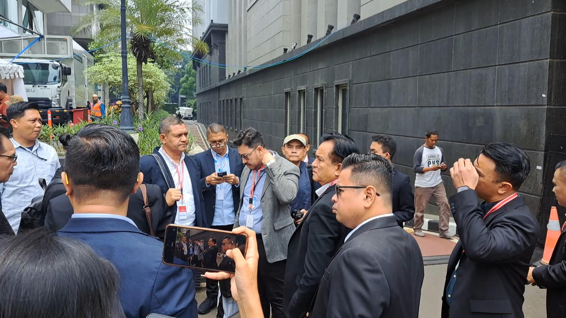 Tim Pembela Prabowo-Gibran tiba di MK. (Foto: Indonesiaglobe/Lydia)