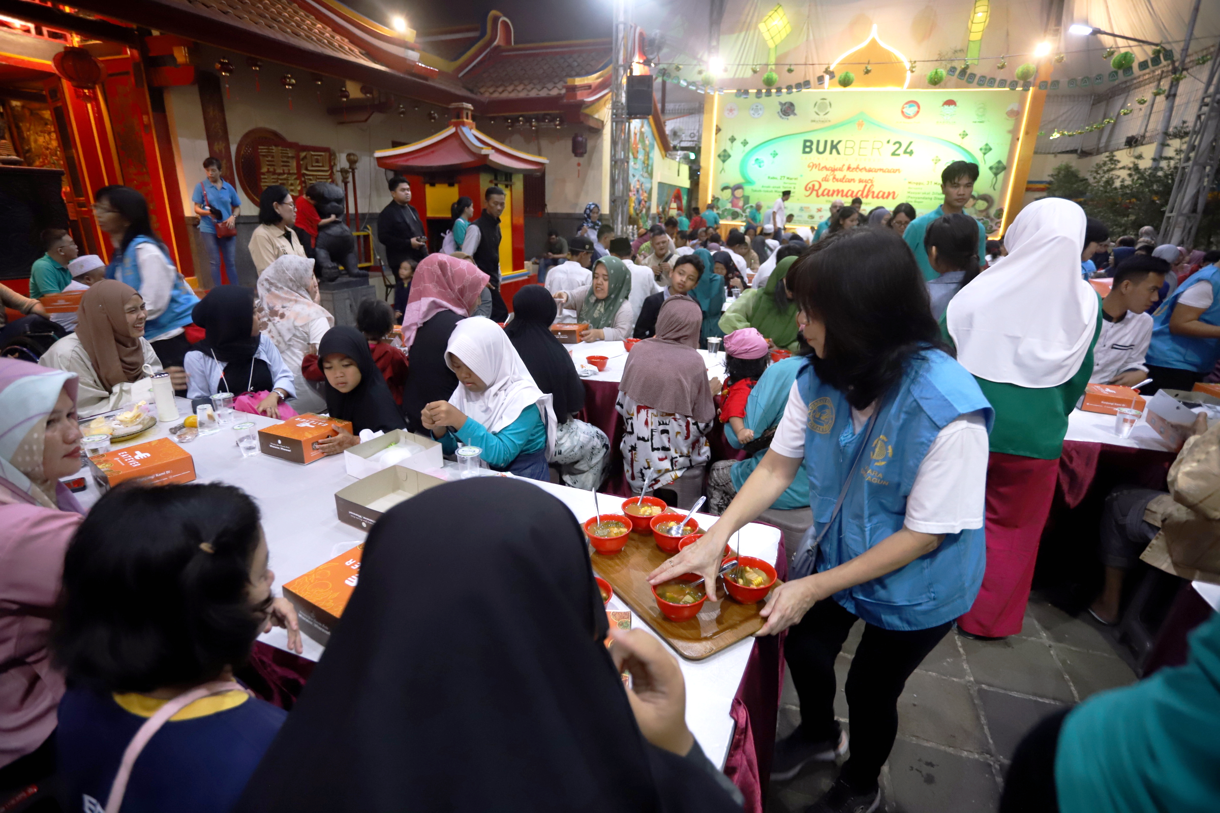 Penyandang Difabel berbuka puasa brrsama warga Tionghoa di Vibara Dhanagun Bogor. (IndonesiaGlobe/Elvis Sendouw)