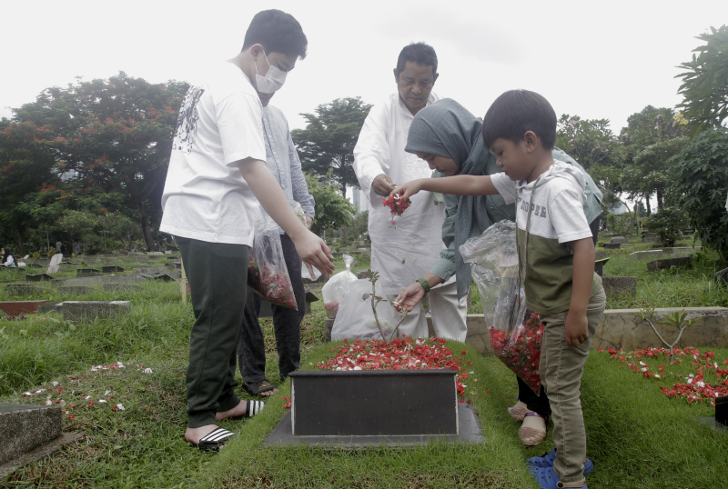 Warga melakukan ziarah kubur di tempat pemakaman umum (TPU) Karet Bivak, Jakarta Pusat, Minggu (3/3). (Foto/Oke Atmaja)