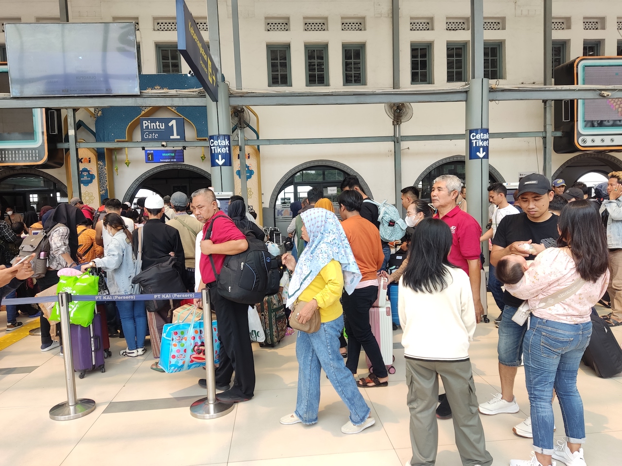 Masyarakat yang akan mudik lebaran di Stasiun Pasar Senen. (Indonesiaglobe/Ahda Bayhaqi).