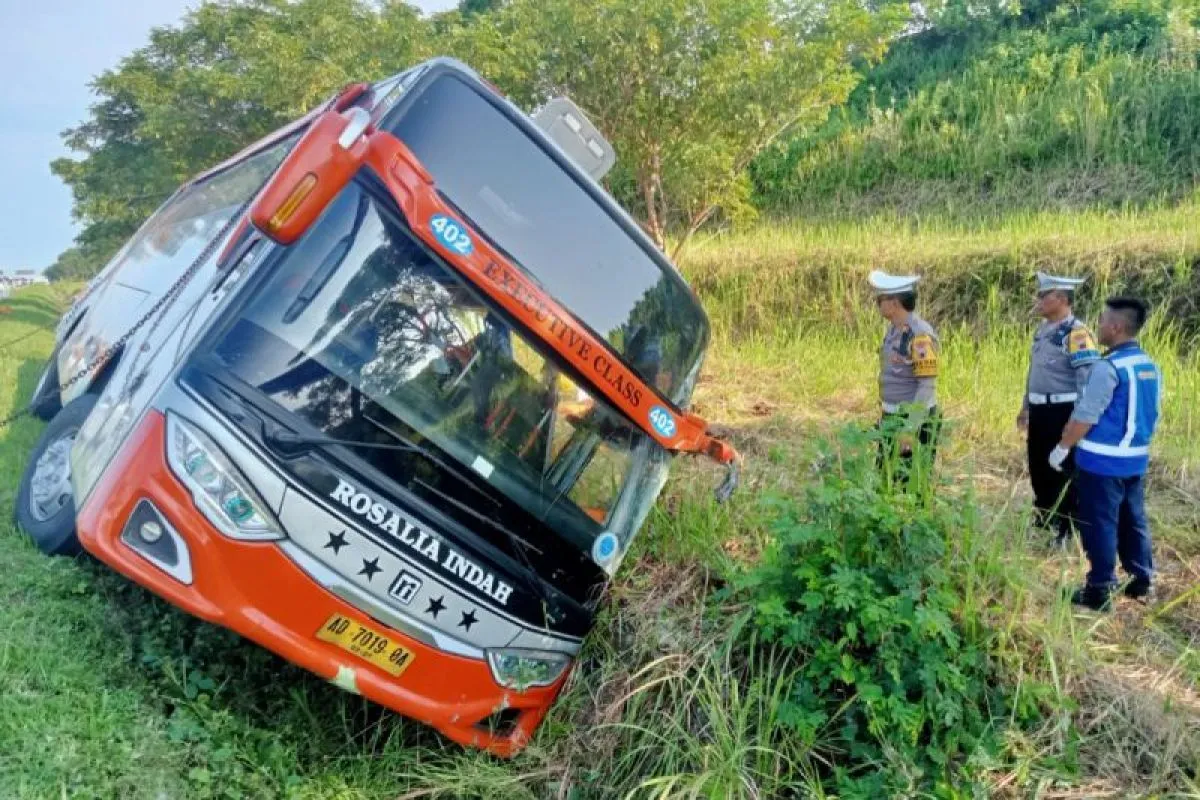 Bus yang mengalami kecelakaan di Tol Semarang-Batang. (Foto:Humas Polda Jateng).
