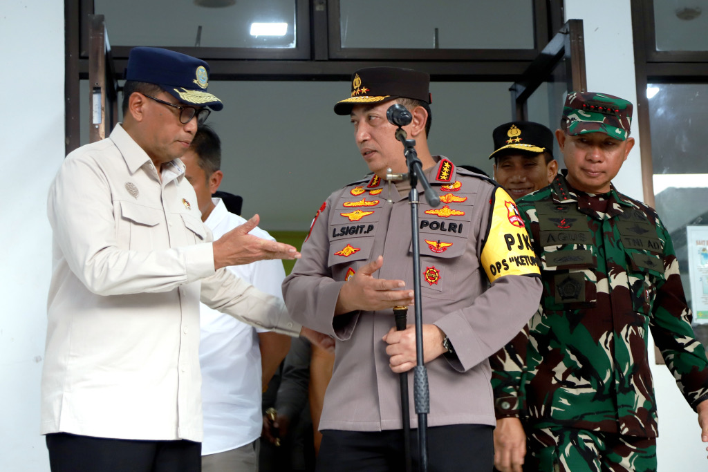 Kapolri, Panglima dan Menhub cek para korban kecelakaan maut tol Cikampek di RSUD Karawang. (BeritaNasional/Elvis).