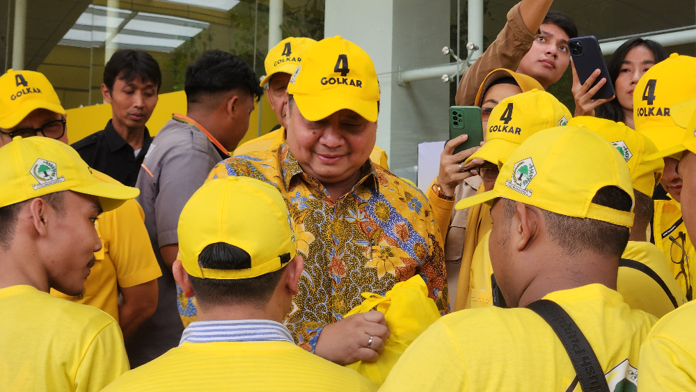 Momen Airlangga Hartarto saat melepas peserta mudik gratis yang diselengarakan Golkar. (Foto/Panji Septo)