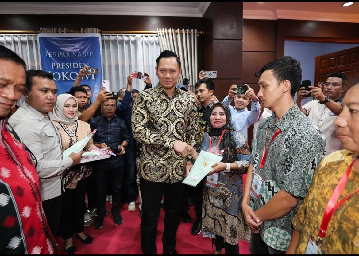 Menteri Agraria dan Tata Ruang/Badan Pertanahan Nasional (ATR/BPN) Agus Harimurti Yudhoyono saat memberikan sertipikat. (Foto/instagram/Agusyudhoyono)