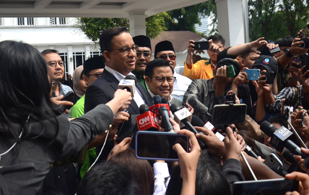 Pasangan calon Presiden RI dan Wakil Presiden (Wapres) nomor urut 01 Anies Baswedan dan Muhaimin Iskandar hadir di Kantor Pusat Komisi Pemilihan Umum (KPU), Jakarta, Rabu (23/4/2024). (Berita nasional.com/Oke Atmaja)