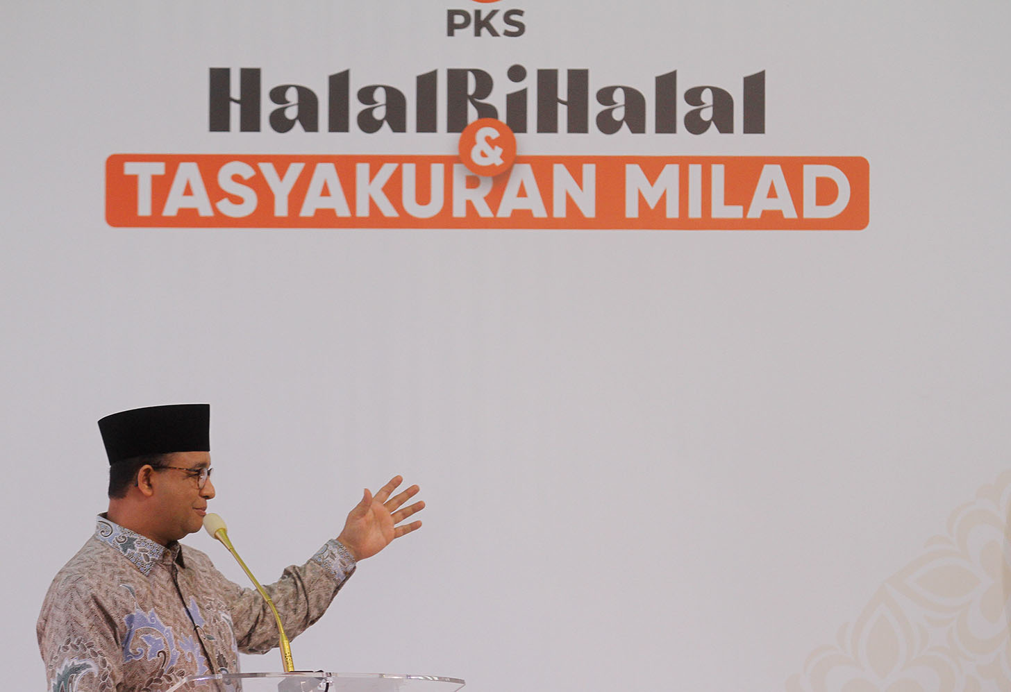Anies Baswedan memberikan pidato saat menghadiri milad ke-22 PKS di kantor DPP PKS, Jakarta, Sabtu (27/4/2024). (BeritaNasional/Oke Atmaja)