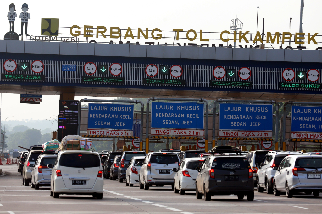 Penerapan one way di tol Cikampek. (Beritanasional/Elvis Sendouw)