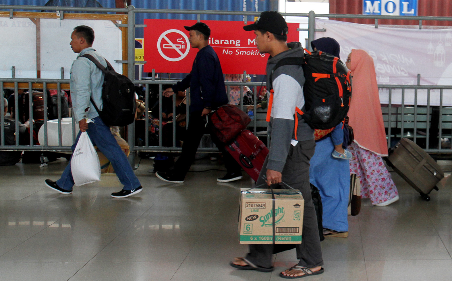 Sejumlah penumpang kereta api berjalan keluar setibanya di Stasiun Pasar Senen, Jakarta, Minggu (14/4/2024). (BeritaNasional.Com/Oke Atmaja)