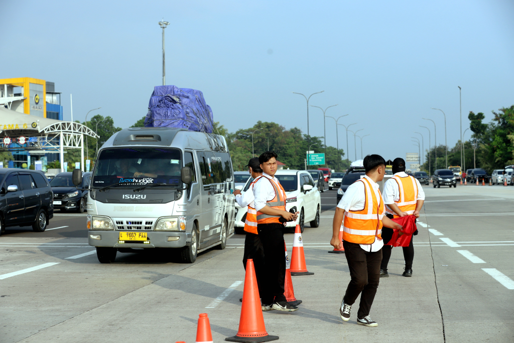 Ilustrasi petugas memberlakukan contraflow. (BeritaNasional/Elvis)