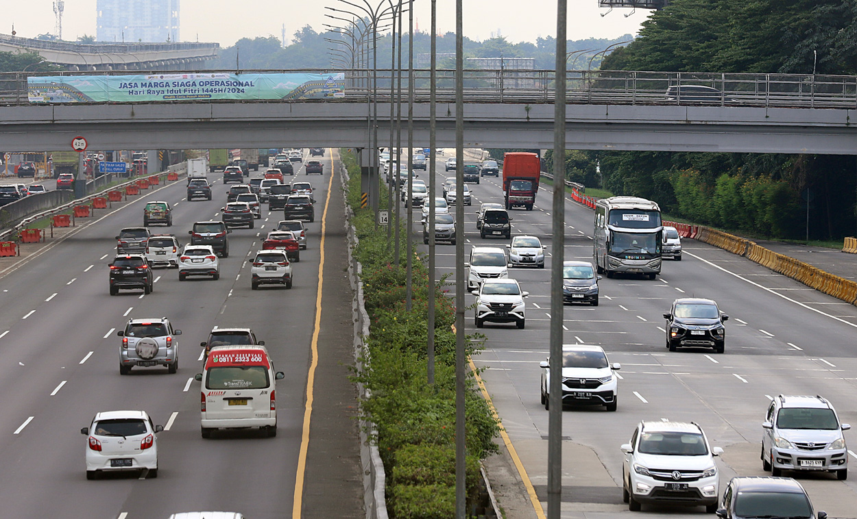 Kendaraan jelang mudik masih ramai lancar di kawasan ruas jalan tol Jagorawi-Cikampek. (IndonesiaGlobe/Elvis Sendouw)