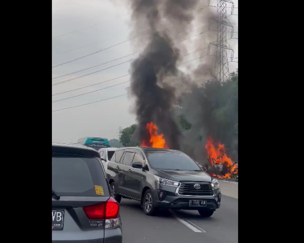 Kecelakaan Tol Jakarta-Cikampek. (Foto/X: Manrutuwun)