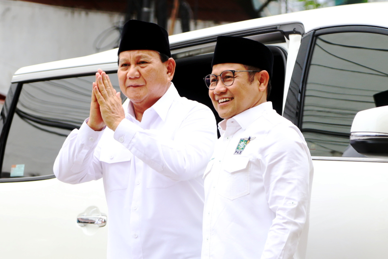 Presiden Terpilih Prabowo Subianto (kiri) kunjungi Muhaimin Iskandar. (BeritaNasional/Elvis Sendouw)