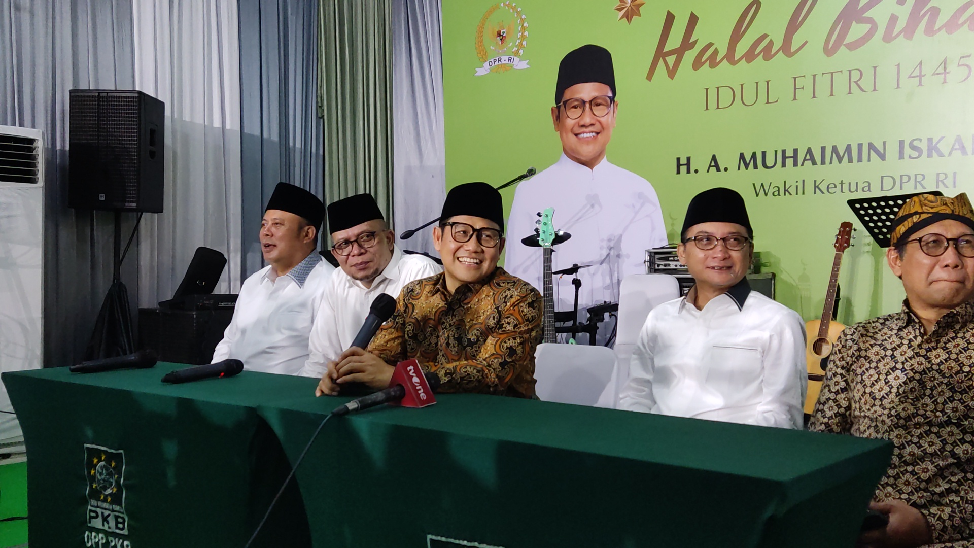 Ketum PKB dan Wakil Ketua DPR Muhaimin Iskandar saat konferensi pers di rumah dinasnya, Widya Chandra, Jakarta, Sabtu (20/4/2024). (BeritaNasional/Ahda Bayhaqi