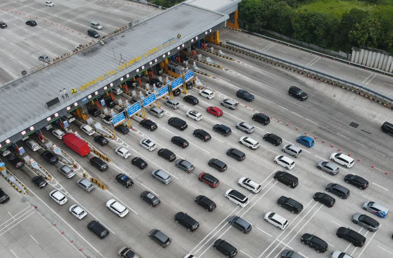 Kendaraan di pintu tol Cikampek Utama. (BeritaNasional/Elvis Sendouw)