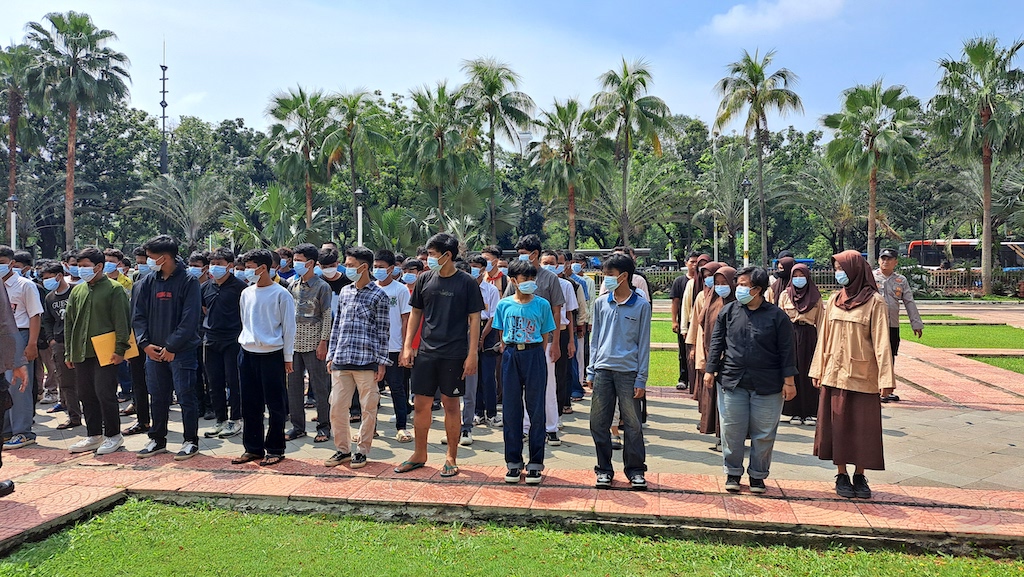 Ratusan pelajar yang terlibat konvoi dikumpulkan di balai kota. (Indonesiaglobe/Lydia).