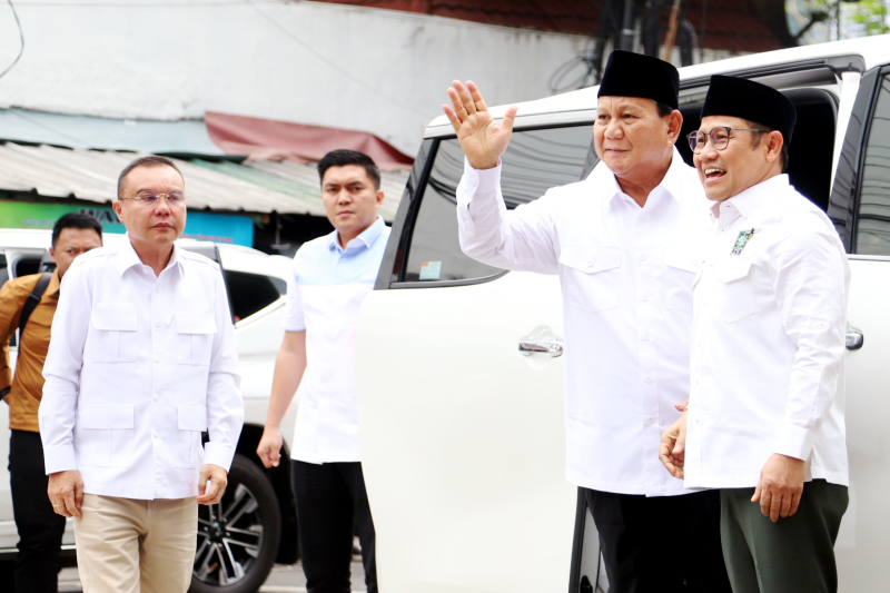 Presiden Terpilih Prabowo Subianto (kiri) kunjungi Muhaimin Iskandar. (BeritaNasional/Elvis Sendouw).