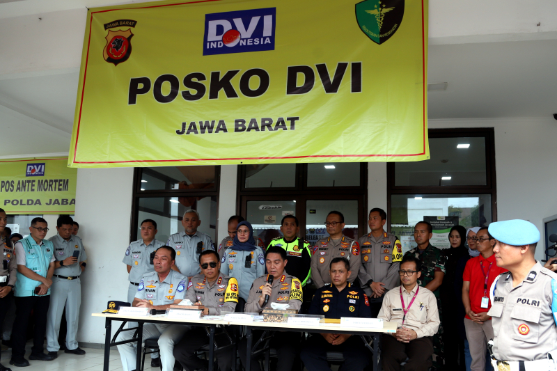 Kepolisian konferensi pers perkembangan proses identifikasi 12 jenazah korban kecelakaan maut KM 58 Jalan Tol Jakarta-Cikampek oleh Tim DVI (Disaster Victim Identification) Polda Jawa Barat. (BeritaNasional/Elvis Sendouw)