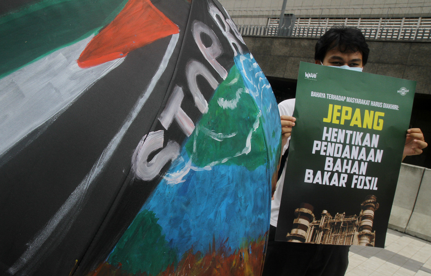 Aktivis dari Wahana Lingkungan Hidup Indonesia (Walhi) melakukan unjuk rasa di depan Kedutaan Besar Jepang, Jakarta, Kamis(25/4/2024).(BeritaNasional.com/Oke Atmaja)