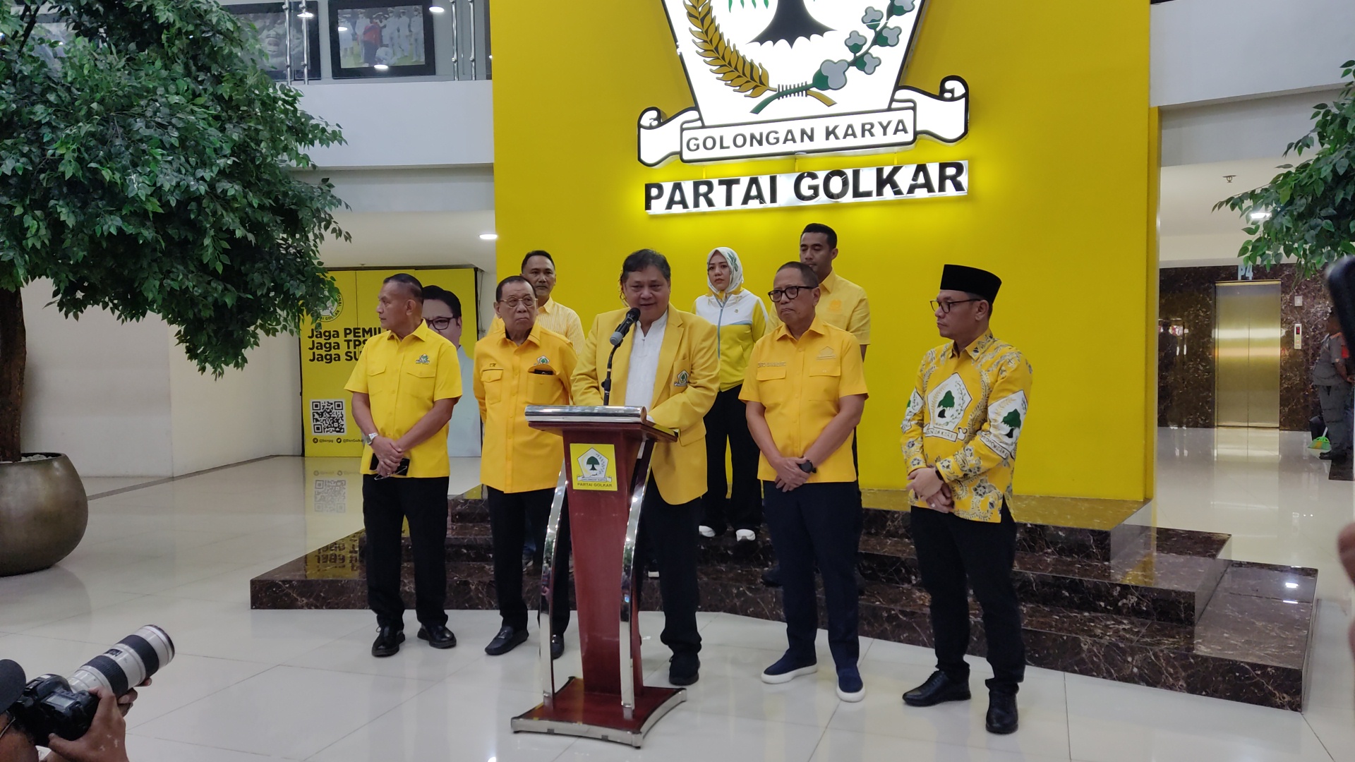 Ketum Golkar Airlangga Hartarto (tengah) memberikan keterangan terkait pengarahan calon kepala daerah. (BeritanasionalAhda Bayhaqi)