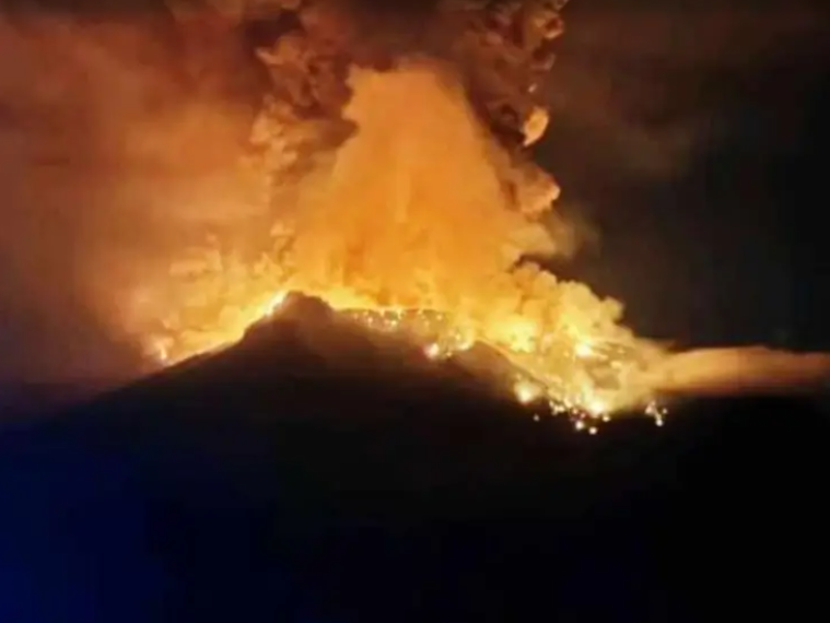 Gunung Ruang meletus dan menyemburkan material abu vulkanik. (Foto: Dok BNPB)