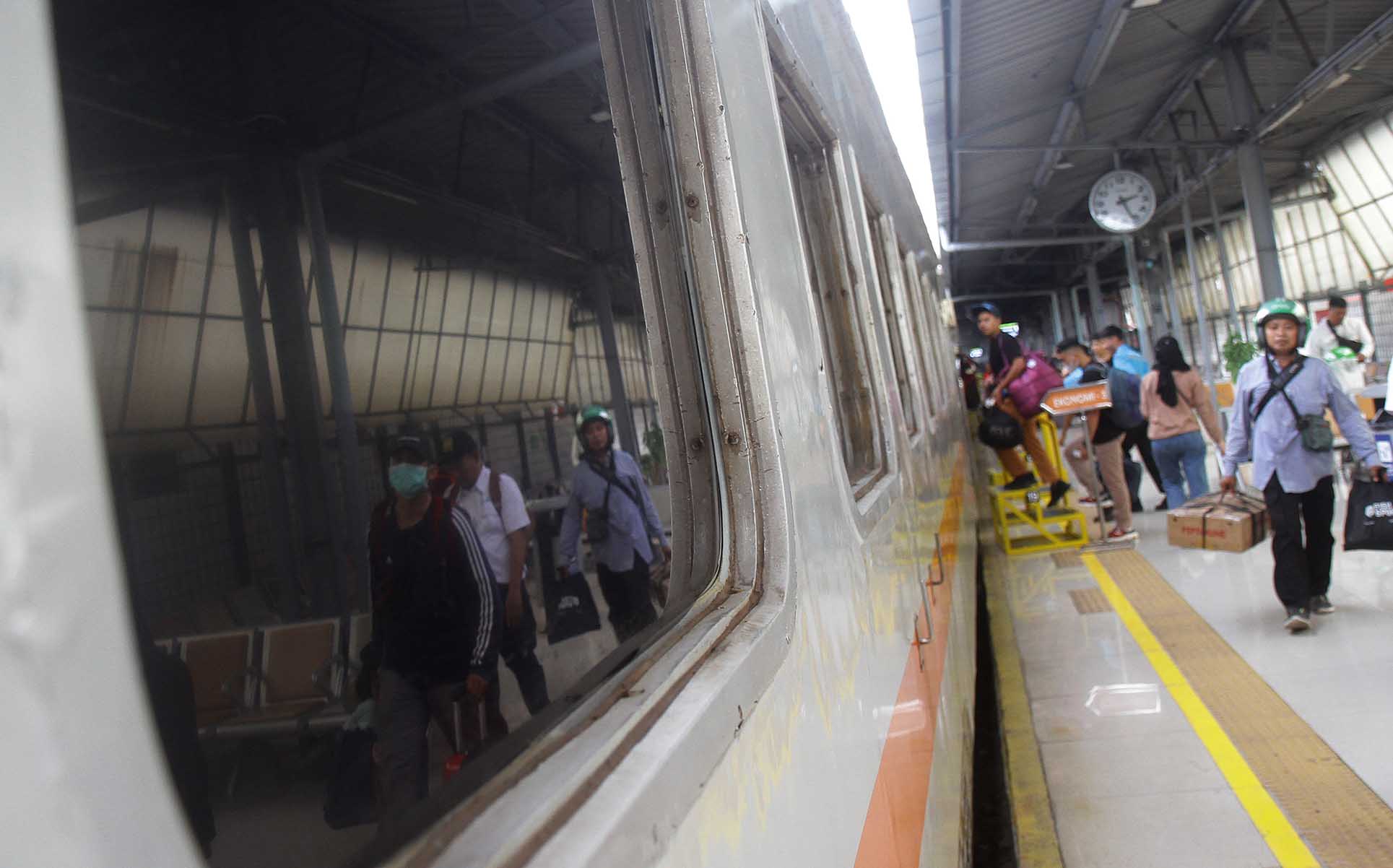 Penumpang menaiki Kereta Api tujuan Semarang di Stasiun Pasar Senen, Jakarta, Sabtu (6/4/2024).  (BeritaNasional/Oke Atmaja)