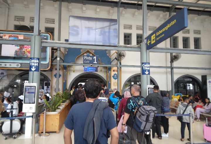 Suasana stasiun Pasar Senen. (Foto/Mufit)