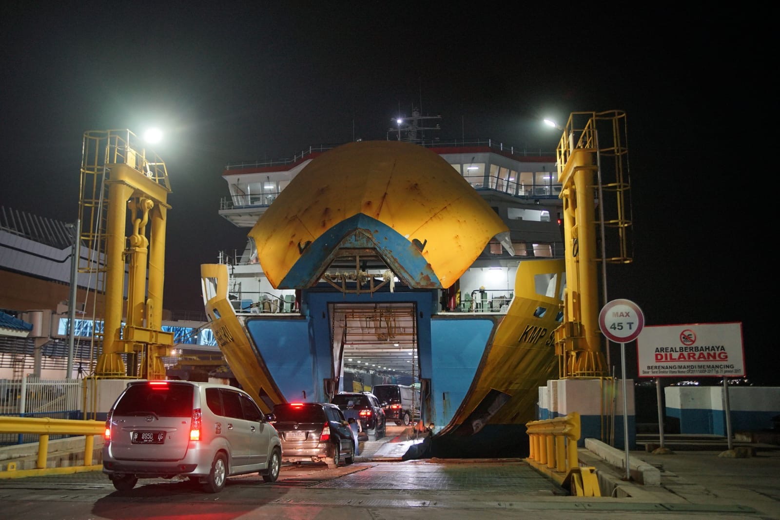 Beberapa kendaraan akan menaiki kapal di pelabuhan merak. (Foto/ASDP Indonesia).