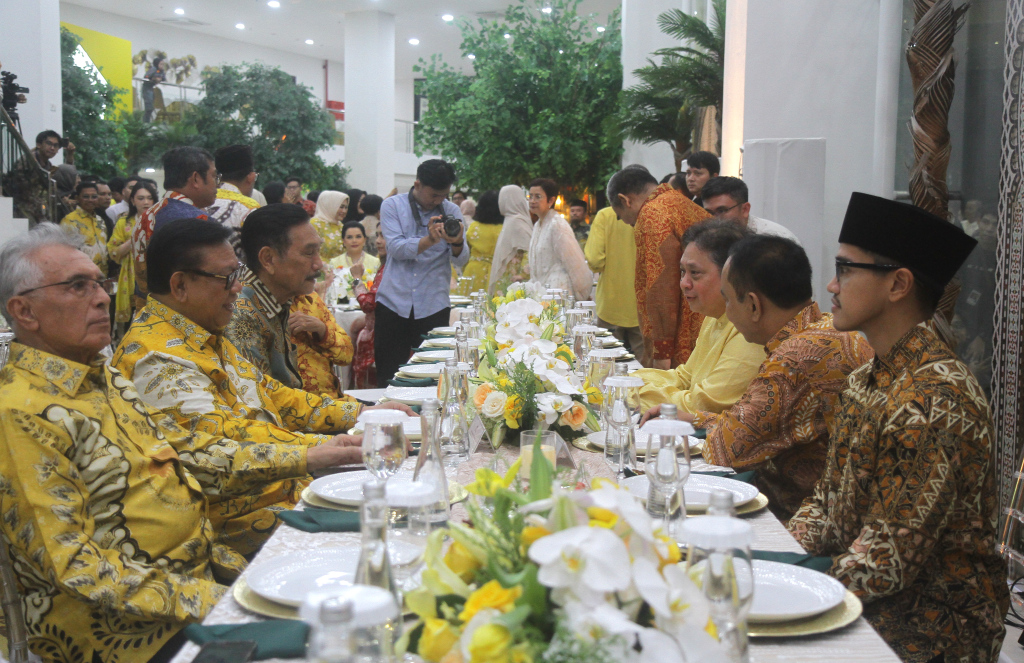 Airlangga Hartarto saat menjamu para tamu di Halal Bihalal Golkar. (Foto/Oke Atmaja)