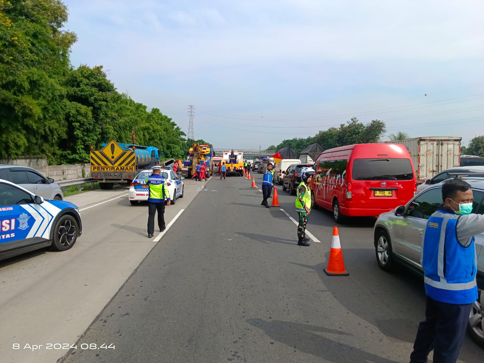 Kecelakaan lalu lintas di Tol Jakarta-Cikampek. (Foto/Jasa Marga).