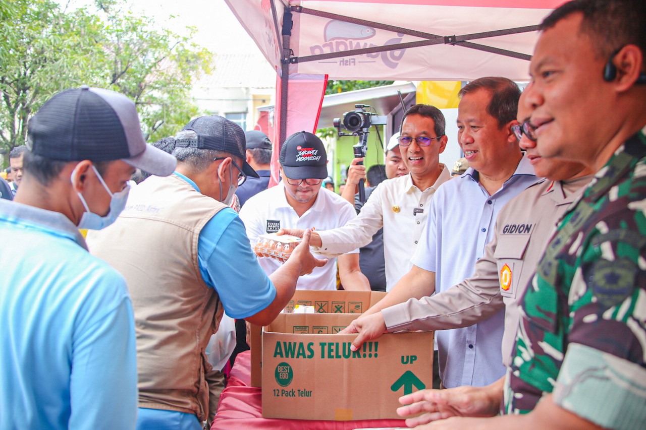 Pj Gubernur DKI Heru Budi Hartono meninjau langsung pelaksanaan Sembako Murah. (Foto/Pemprov DKI Jakarta).