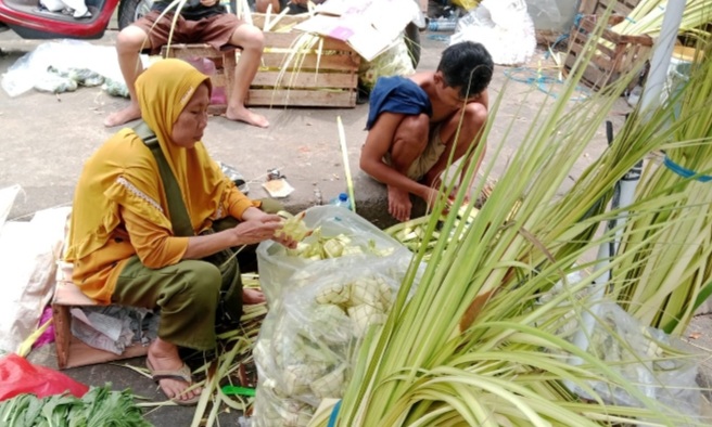 Penjual kulit ketupat di Pasar Minggu, Jakarta Selatan. (Beritanasional.com/Mufit)