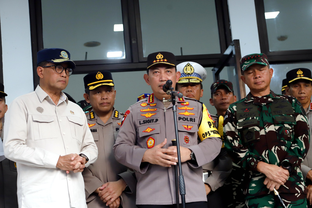 Kapolri Jenderal Listyo Sigit Prabowo (tengah). (Beritanasional/Elvis Sendouw)