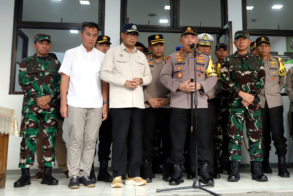 Kapolri, Panglima TNI, Menhub mengunjungi dan mengecek para korban kecelakaan maut km 58 di RSUD Karawang,  Jawa Barat. (BeritaNasional/Elvis Sendouw)