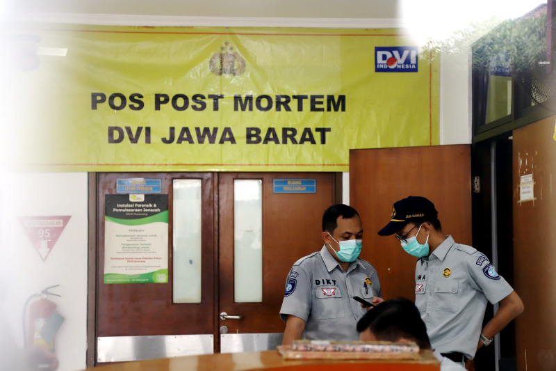 Polisi masih mengidentifikasi identitas para korban kecelakan maut tersebut. (BeritaNasional/Elvis Sendouw).