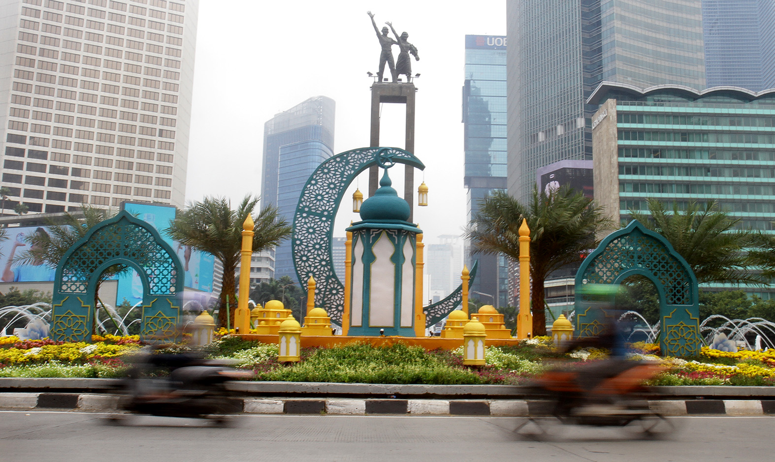 Kendaraan melintas di depan dekorasi Idul Fitri 1445 Hijriah di kawasan Bundaran Hotel Indonesia, Jakarta, Selasa (9/4/2024). (BeritaNasional/Oke Atmaja)