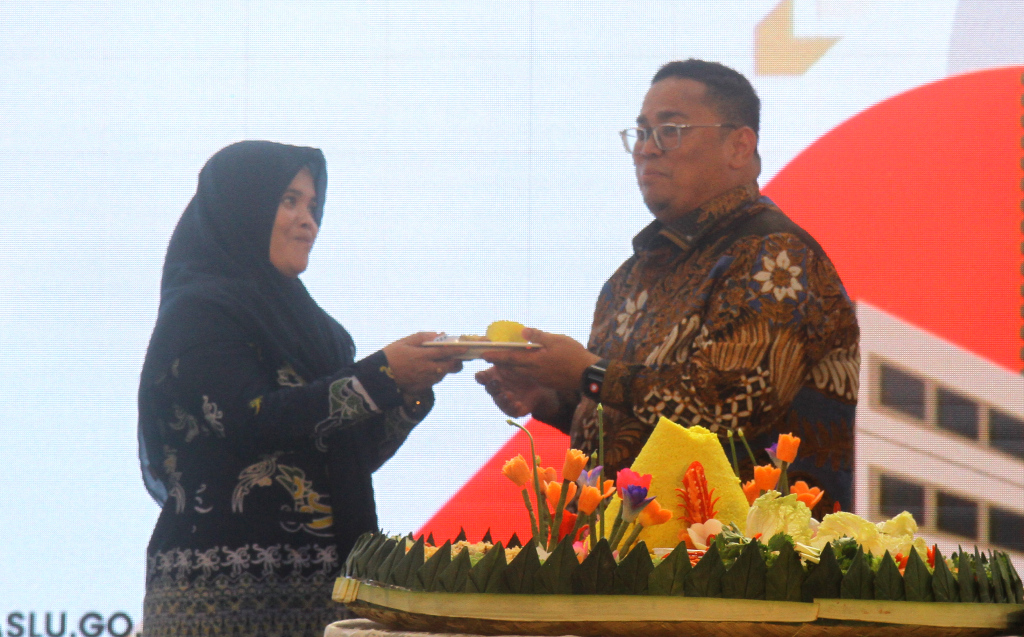 Ketua Badan Pengawas Pemilu (Bawaslu) RI Rahmat Bagja memotong tumpeng dalam acara HUT Ke-16 Bawaslu di kantor Bawaslu, MH Thamrin, Menteng, Jakarta Pusat, Selasa (16/4/2024). (BeritaNasional.com/Oke Atmaja)