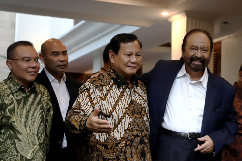 Ketum NasDem Surya Paloh (kanan) menemui Presiden terpilih Prabowo Subianto di Kertanegara, Jakarta, Kamis (25/4). (BeritaNasional/Elvis Sendouw)