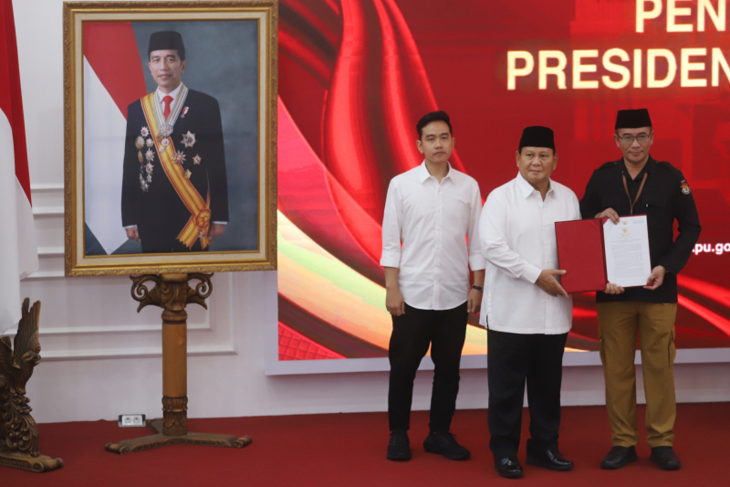 Prabowo-Gibran menerima surat penetapan calon presiden terpilih dari Ketua KPU Hasyim Asy'ari .