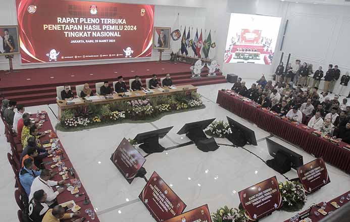 KPU Hasyim Asy'ari membacakan berita acara penetapan hasil penghitungan perolehan suara Pemilu 2024 tingkat nasional di Gedung KPU, Jakarta, Rabu (20/3/2024). (BeritaNasional/Oke Atmaja)