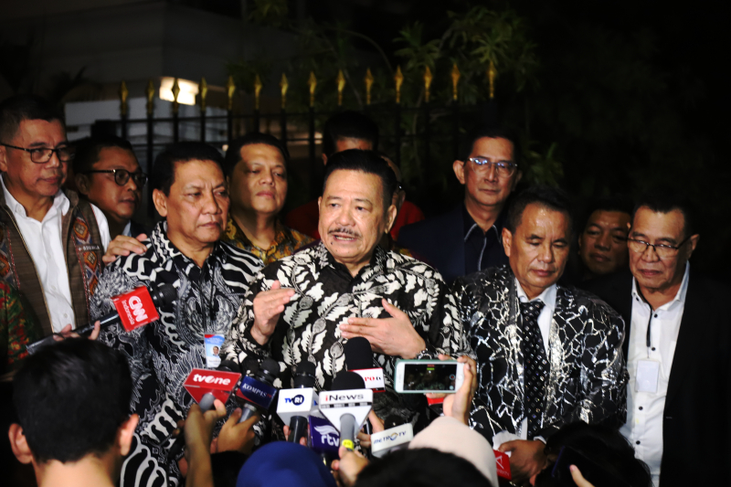 Tim kuasa hukum Prabowo-Gibran serahkan hasil sidang putusan MK ke rumah Prabowo . (BeritaNasional/Elvis Sendouw)