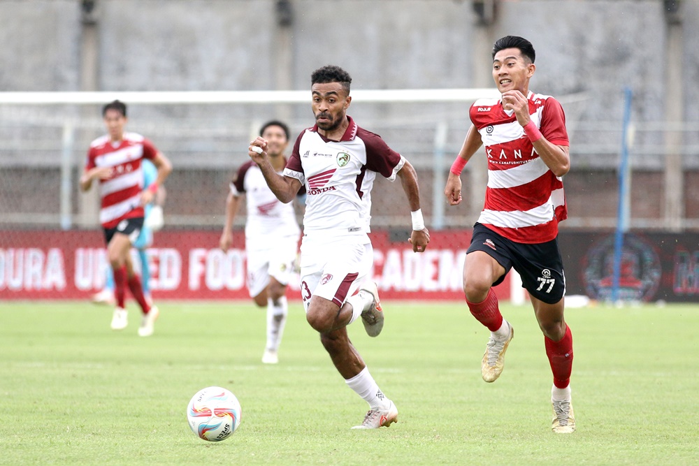 PSM Makassar (putih) vs Madura United (merah). (Foto/Liga Indonesia Baru).